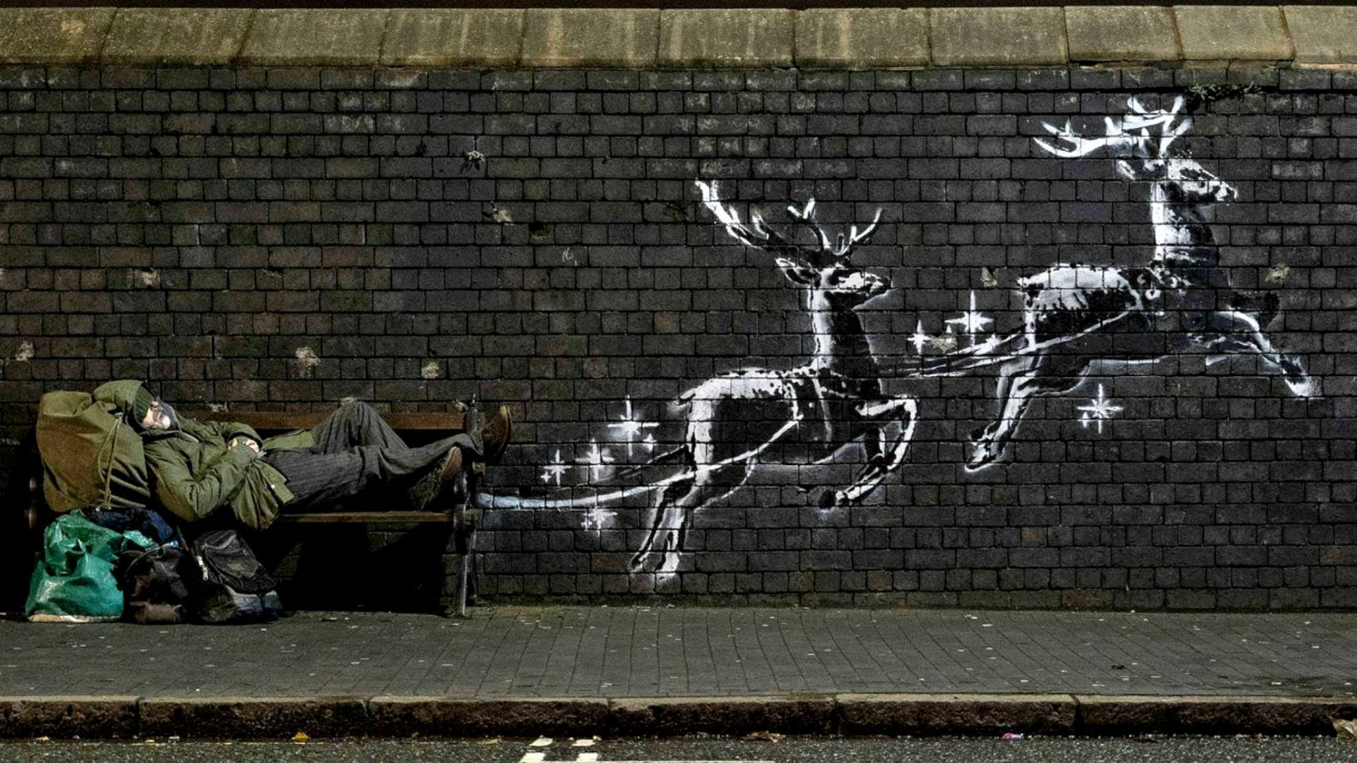 Ο άστεγος Άγιος Βασίλης του Banksy είναι γροθιά στο στομάχι