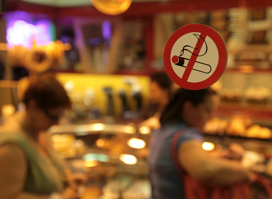 Λέσχες καπνιστών: Η απάντηση των καταστηματαρχών στον αντικαπνιστικό νόμο