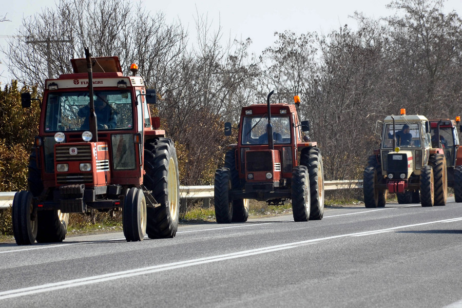 «Ζεσταίνουν» τις μηχανές των τρακτέρ οι αγρότες – Μπλόκα μέσα στο Γενάρη
