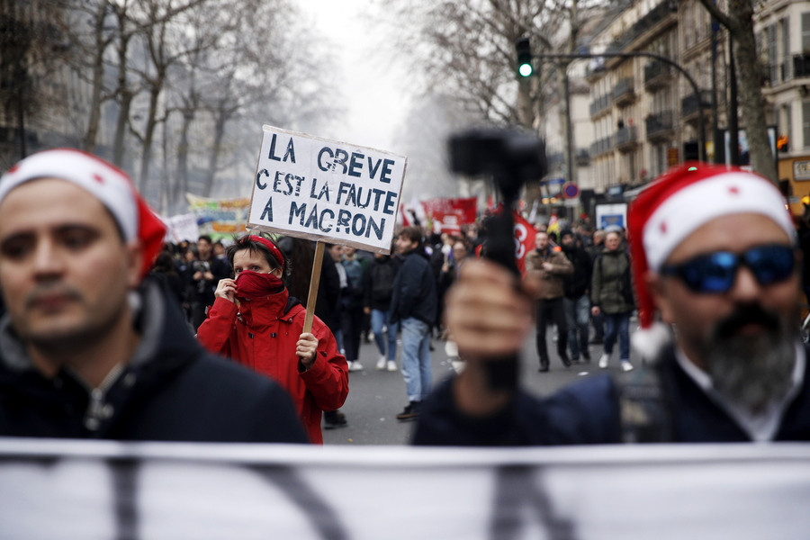 Επιμένει στις μεταρρυθμίσεις του συνταξιοδοτικού ο Γάλλος πρωθυπουργός – Η χώρα έχει παραλύσει