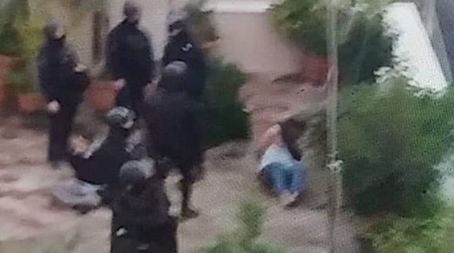 «Όλα νόμιμα» λέει η Αστυνομία για την εισβολή των ΜΑΤ σε σπίτι στο Κουκάκι