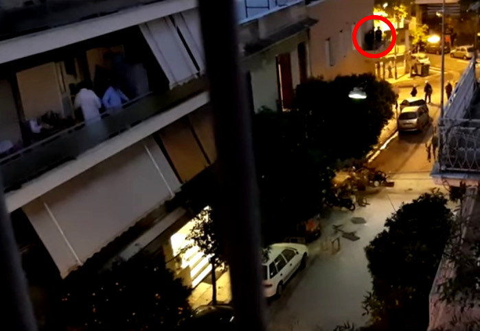 Βίντεο – ντοκουμέντο: Στο μπαλκόνι του σπιτιού της η οικογένεια Ινδαρέ την ώρα της επιχείρησης στο Κουκάκι