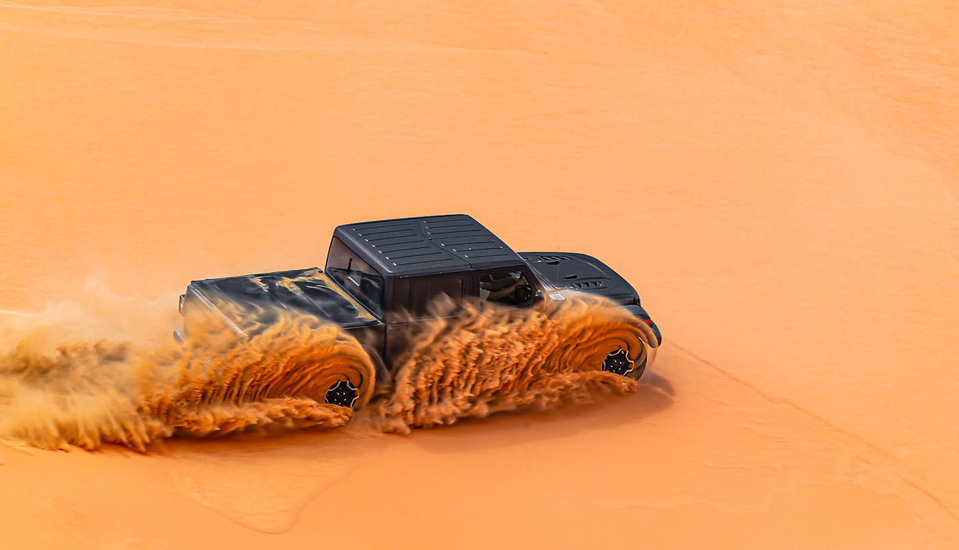 Το… αγροτικό Jeep “οργώνει” την έρημο στο Abu Dhabi