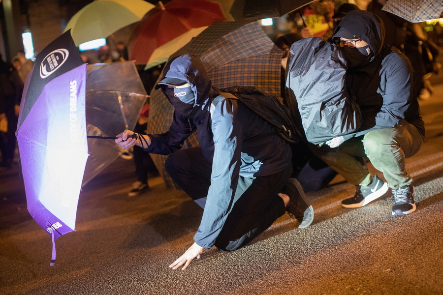 Χονγκ Κονγκ: «Εξακολουθούμε να διαδηλώνουμε, δεν έχει σημασία που είναι Χριστούγεννα» [Βίντεο]