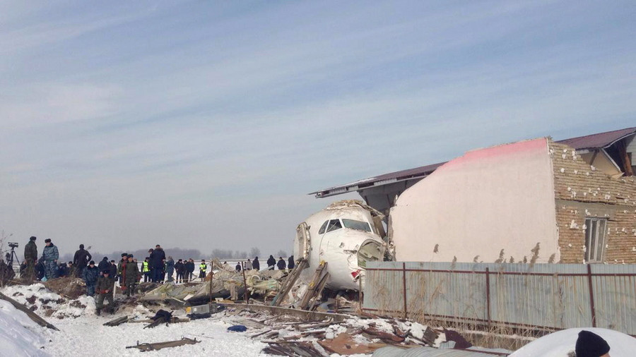 Αεροπλάνο με 100 επιβάτες συνετρίβη σε κατοικημένη περιοχή στο Καζακστάν [Βίντεο]