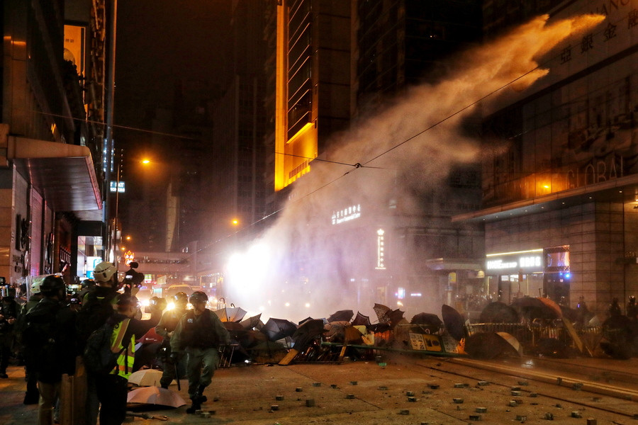 Στο Χονγκ Κονγκ υποδέχτηκαν το 2020 με δακρυγόνα [Βίντεο]