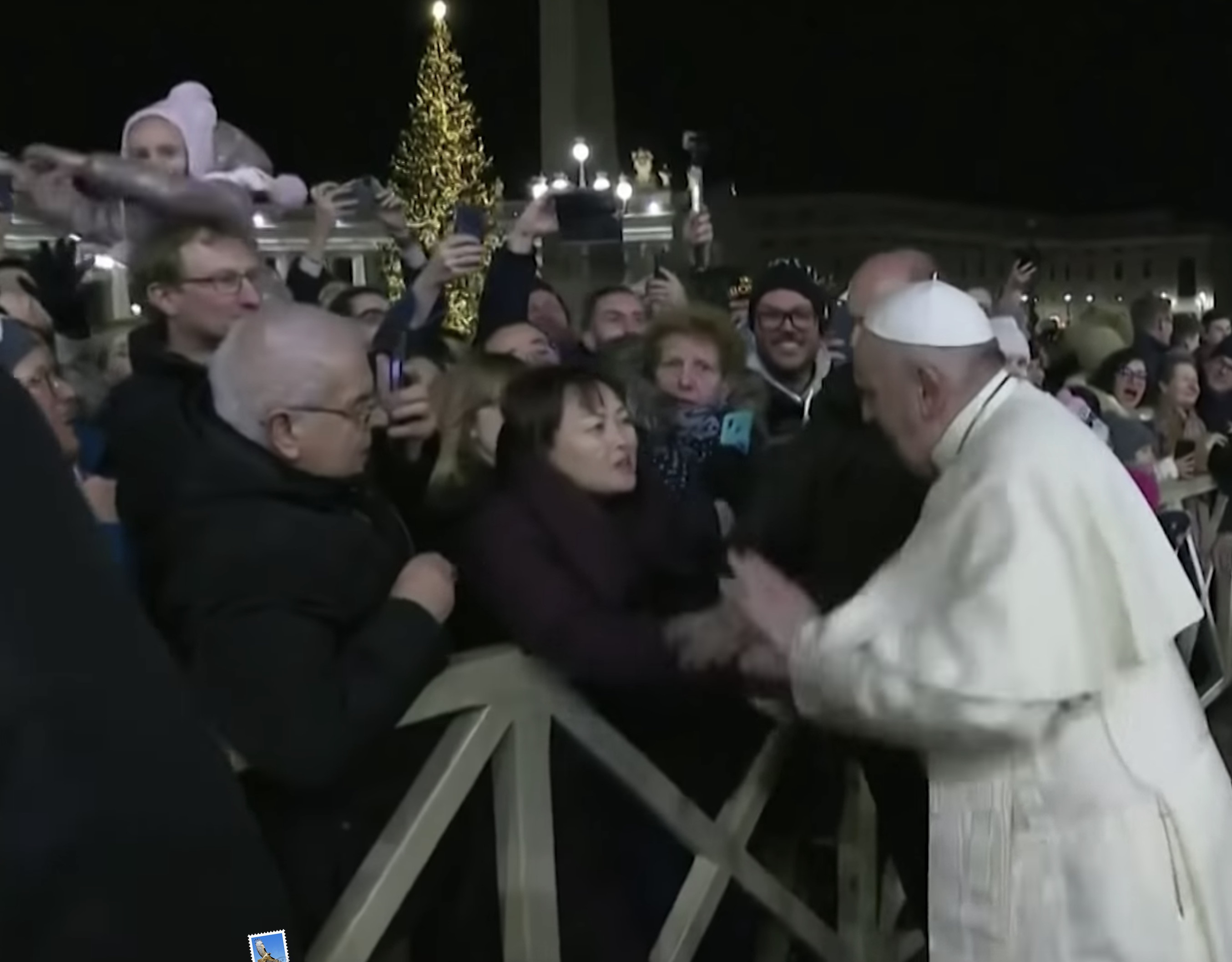 Έξαλλος ο Πάπας με πιστή: Το χτύπημα στο χέρι και η συγγνώμη [Βίντεο]