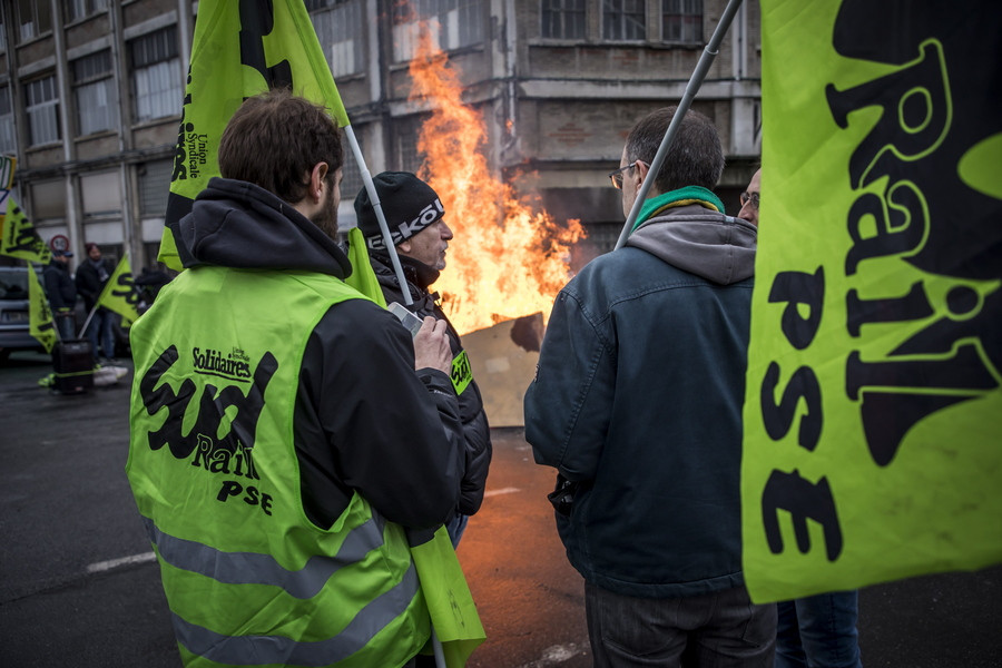 «Απεργίες παντού» και δακρυγόνα στο Παρίσι