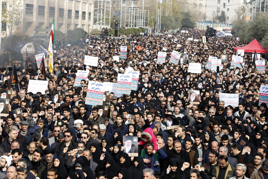 Δεκάδες χιλιάδες διαδηλώνουν στην Τεχεράνη: «Θάνατος στην Αμερική»