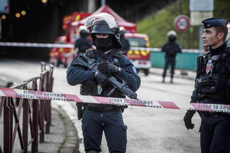 Παρίσι: Δύο νεκροί, δύο τραυματίες από επίθεση με μαχαίρι