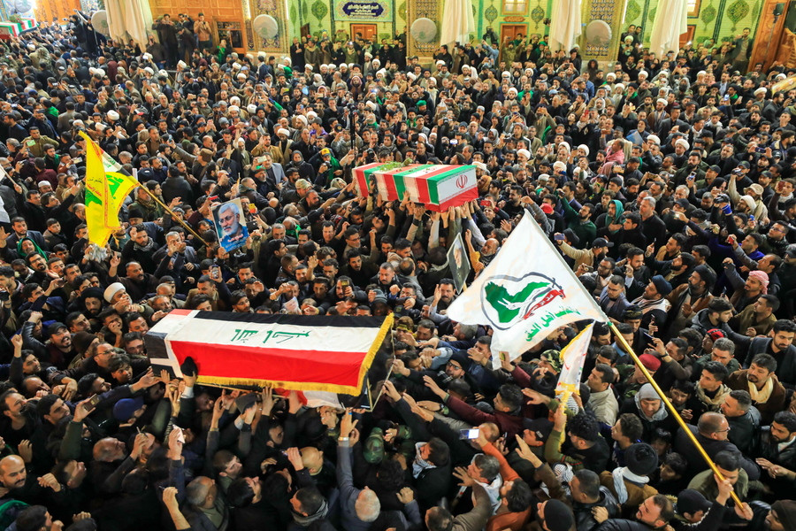 Χιλιάδες Ιρανοί στους δρόμους αποχαιρετούν τον Κασέμ Σουλεϊμανί [Βίντεο]