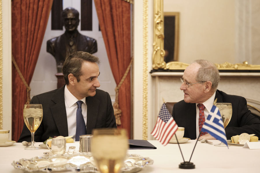 Ο Μητσοτάκης ενημερώνει τους πολιτικούς αρχηγούς για την επίσκεψη στις ΗΠΑ