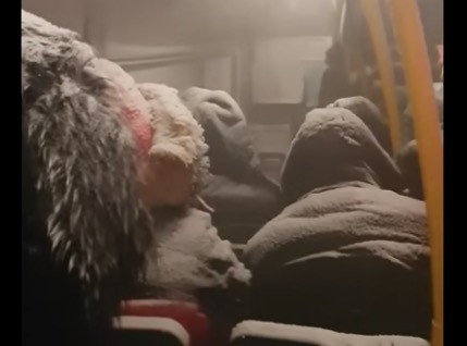 Χιονοθύελλα μέσα σε λεωφορείο [ΒΙΝΤΕΟ]