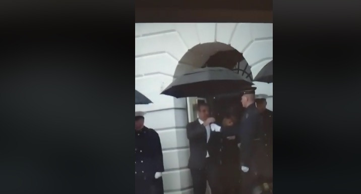 Η «γκάφα της ομπρέλας» για τον Κυριάκο Μητσοτάκη στον Λευκό Οίκο [Βίντεο]