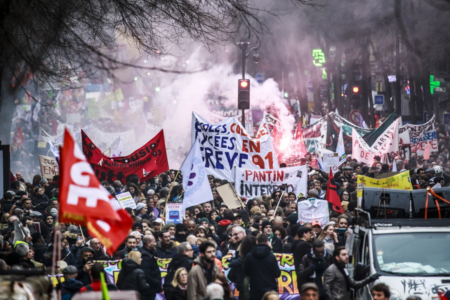 Γαλλία: Εκατοντάδες χιλιάδες στους δρόμους κατά της συνταξιοδοτικής μεταρρύθμισης Μακρόν