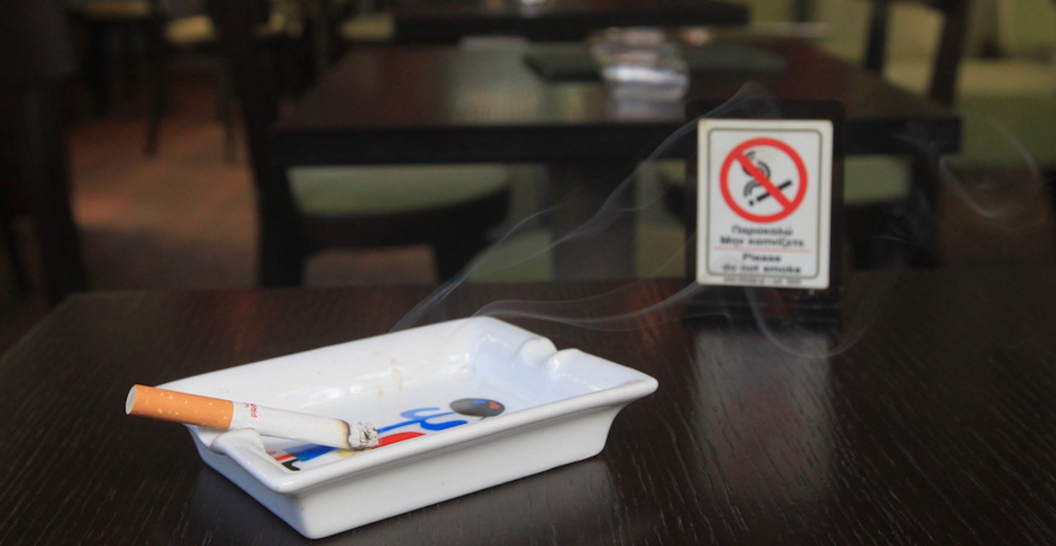 Η απάντηση των καφενείων στον αντικαπνιστικό: Λέσχες καπνιστών!