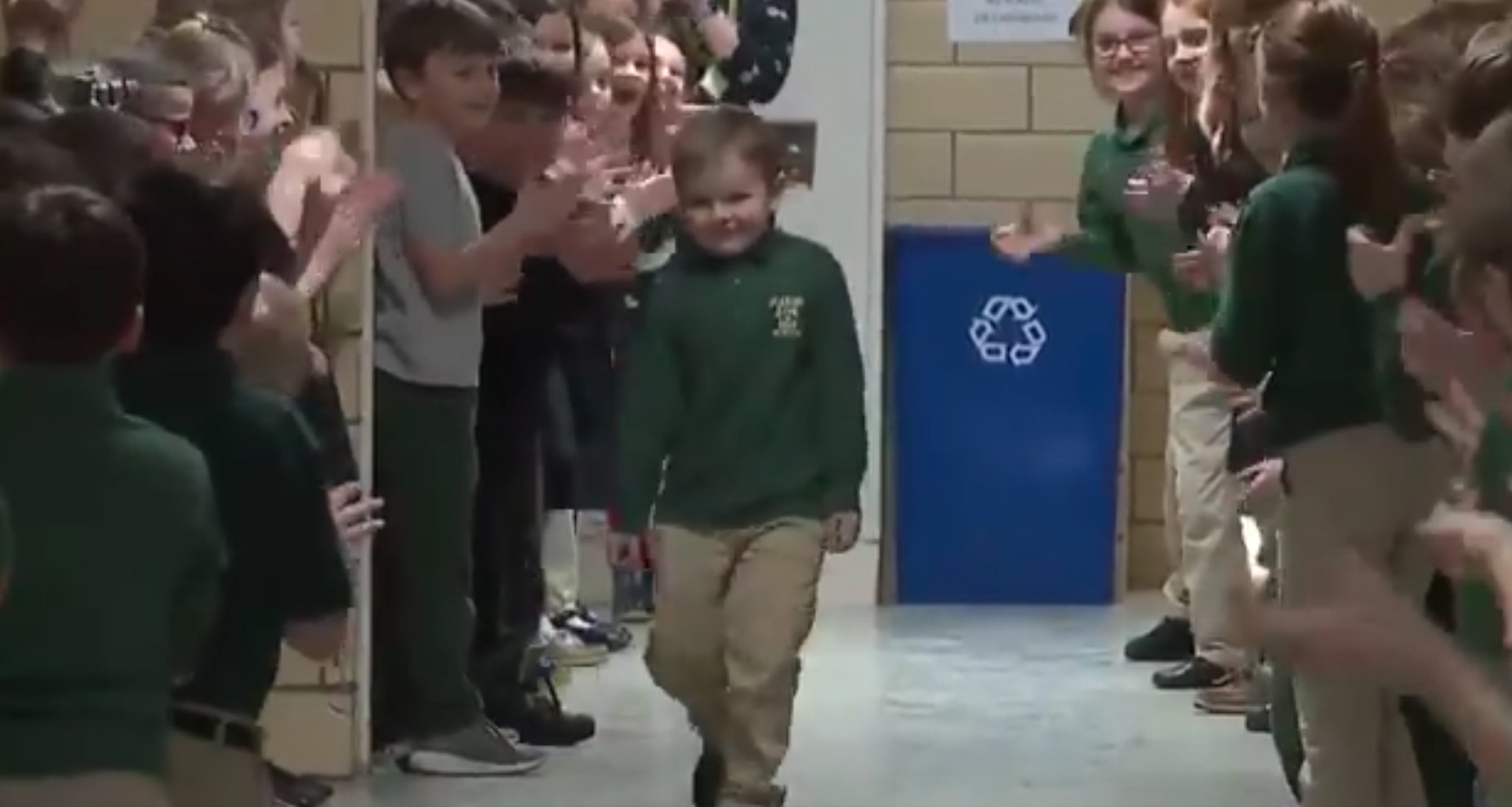 Η συγκινητική υποδοχή 6χρονου που βγήκε νικητής από τη «μάχη» με τη λευχαιμία από συμμαθητές και δασκάλους [Βίντεο]