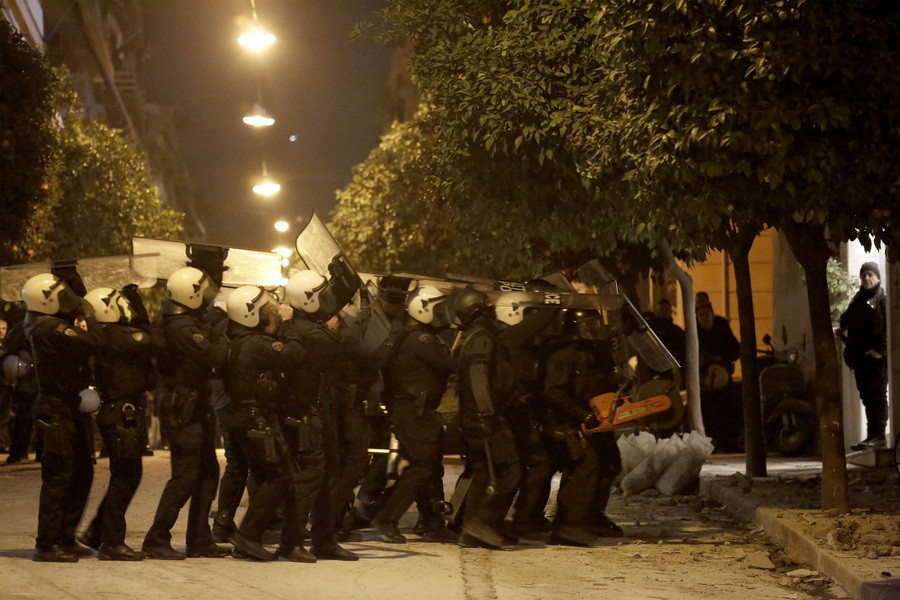 «Μάθημα Δημοκρατίας» κατά τον Πέτσα η αστυνομική βία και καταστολή