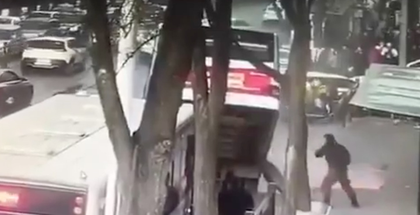 Κίνα: Τρύπα «καταπίνει» λεωφορείο γεμάτο επιβάτες – Τουλάχιστον 6 νεκροί [Βίντεο]