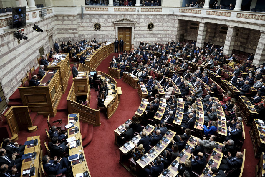 ΝΔ και Ελληνική Λύση υπερψήφισαν τον εκλογικό νόμο