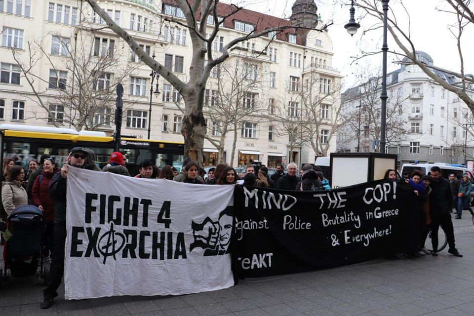 Διαμαρτυρία για την αστυνομική βία έξω από την ελληνική πρεσβεία στο Βερολίνο