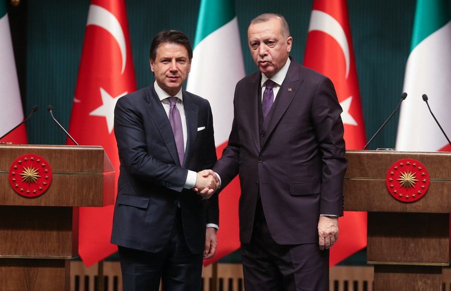 «Ψήνει» deal με Ιταλία για γεωτρήσεις στη Λιβύη ο Ερντογάν