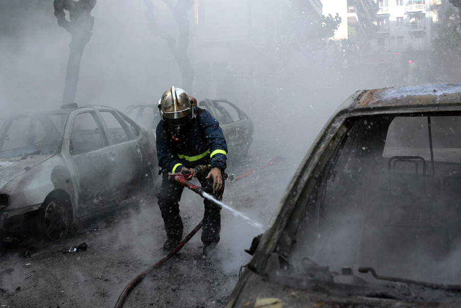 Νέο μπαράζ εμπρησμών αυτοκινήτων στην Αττική