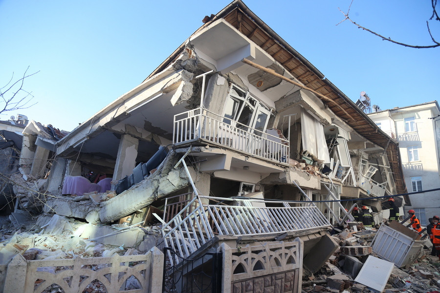 Φονικός σεισμός στην Τουρκία: Μάχη με τον χρόνο για επιζώντες