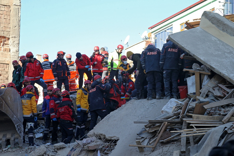 Φονικός σεισμός στην Τουρκία: Εγκλωβισμένη μιλά σε διασώστρια κάτω από τα ερείπια