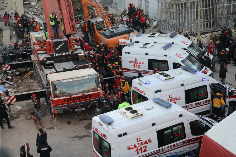 Τουρκία: Τουλάχιστον 38 οι νεκροί από τον φονικό σεισμό – Εξανεμίζονται οι ελπίδες για εξεύρεση επιζώντων