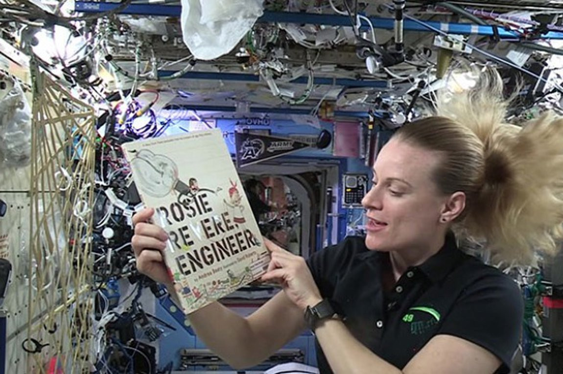 Αστροναύτες στο διάστημα διαβάζουν σε μικρά παιδιά για να κοιμηθούν