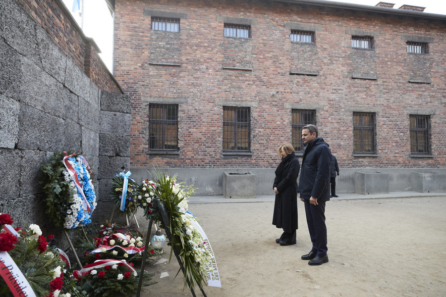 Ο Μητσοτάκης πάει στο Άουσβιτς για να τιμήσει τα θύματα… της «απλής αναλογικής»