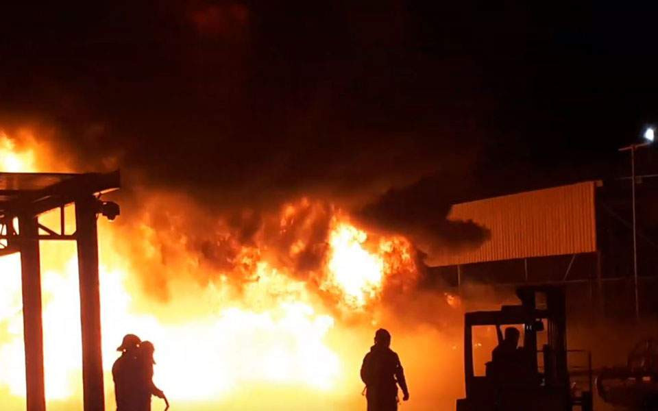 Θεσσαλονίκη: Μεγάλη φωτιά καίει αντιπροσωπεία γεωργικών μηχανημάτων