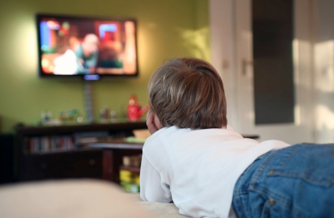 Τι συμβαίνει στα παιδιά που περνάνε πολλές ώρες μπροστά σε οθόνες