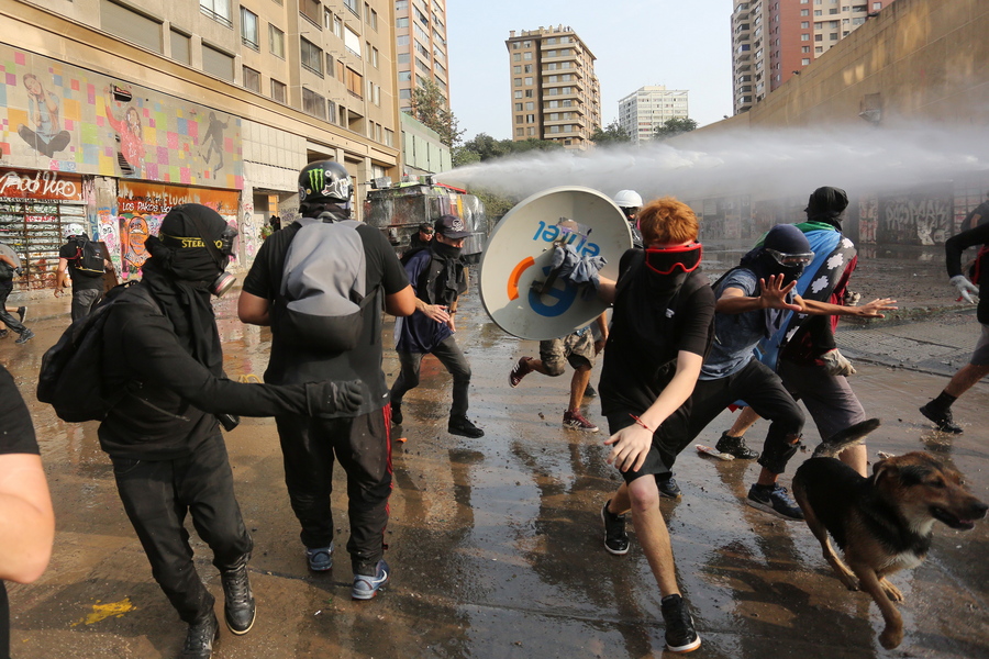 Χιλή: Άλλοι δύο διαδηλωτές νεκροί, πολλές καταστροφές και βία [Βίντεο]