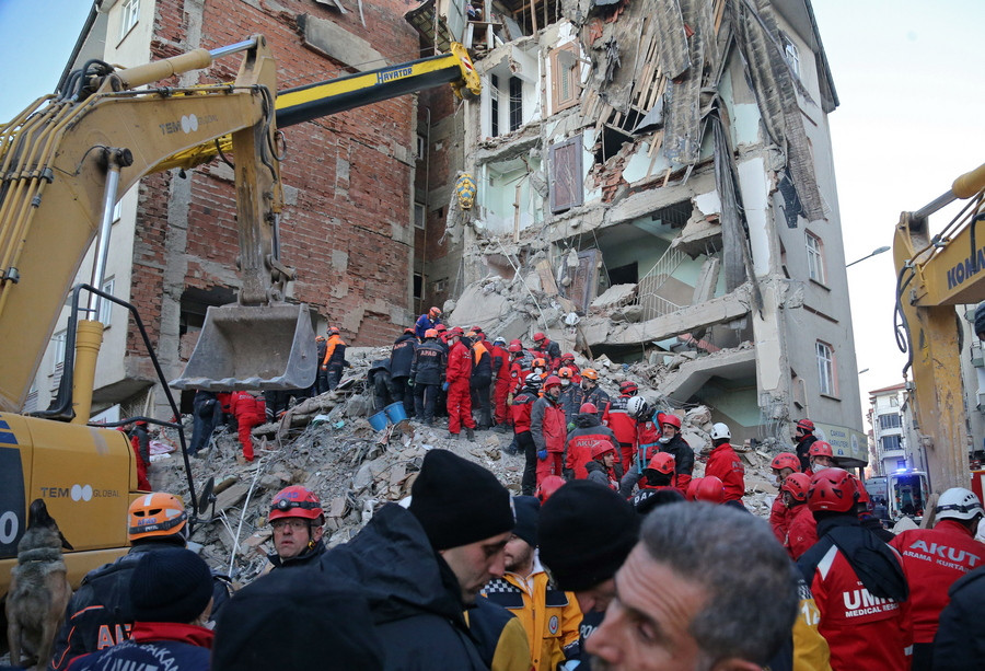 Το κράτος του Ερντογάν κάτω από τα ερείπια του σεισμού