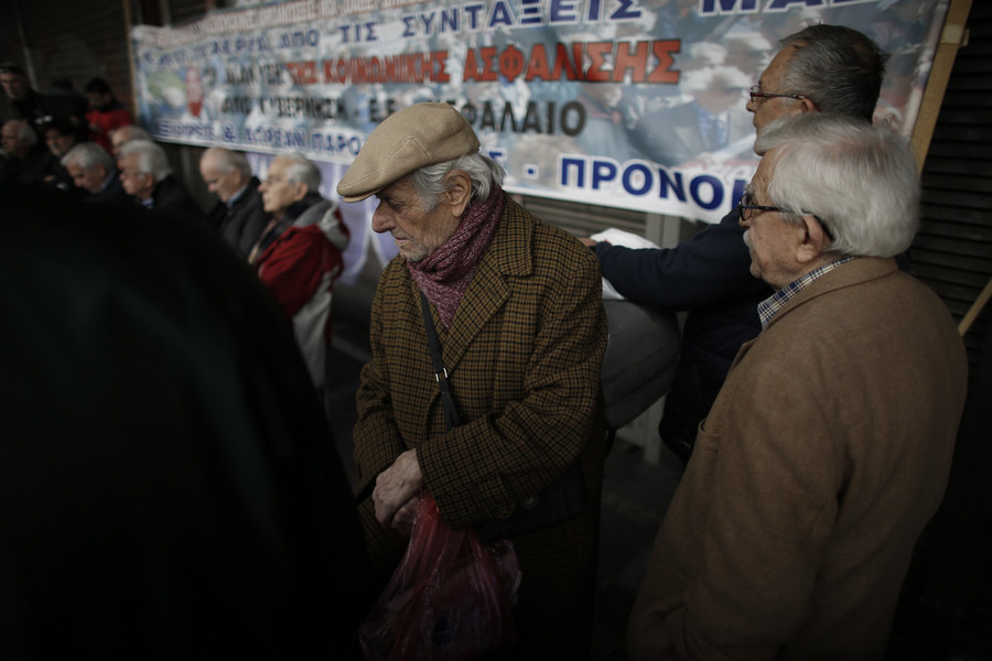 Συνταξιούχοι στο Tvxs.gr: «Η κυβέρνηση μας κοροϊδεύει»