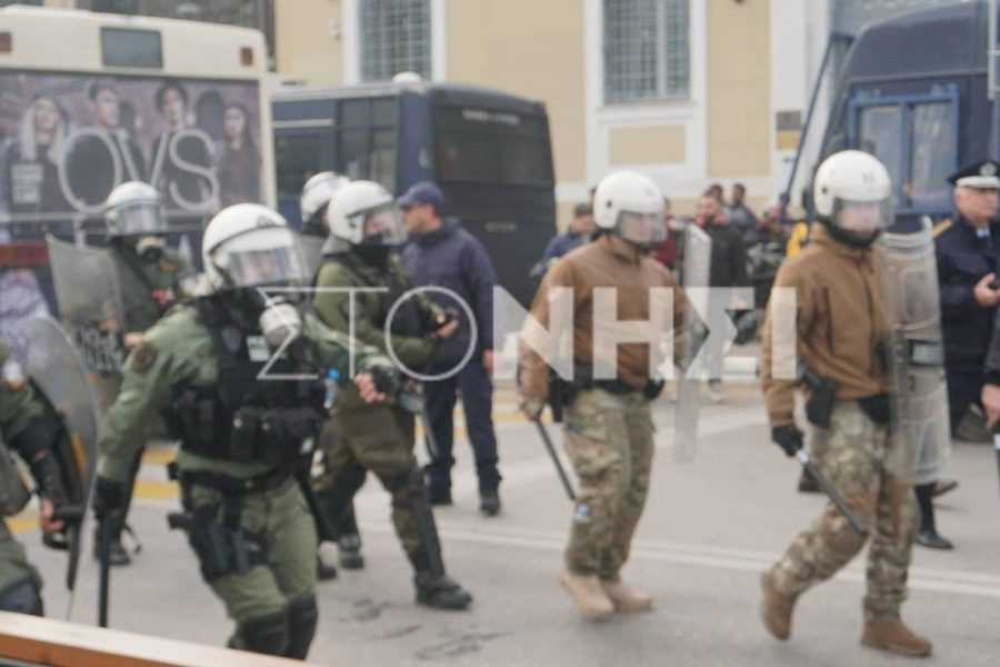 Και πάλι ΜΑΤ εναντίον προσφύγων στη Λέσβο – Διέλυσαν την συγκέντρωση διαμαρτυρίας έξω από το δημοτικό θέατρο