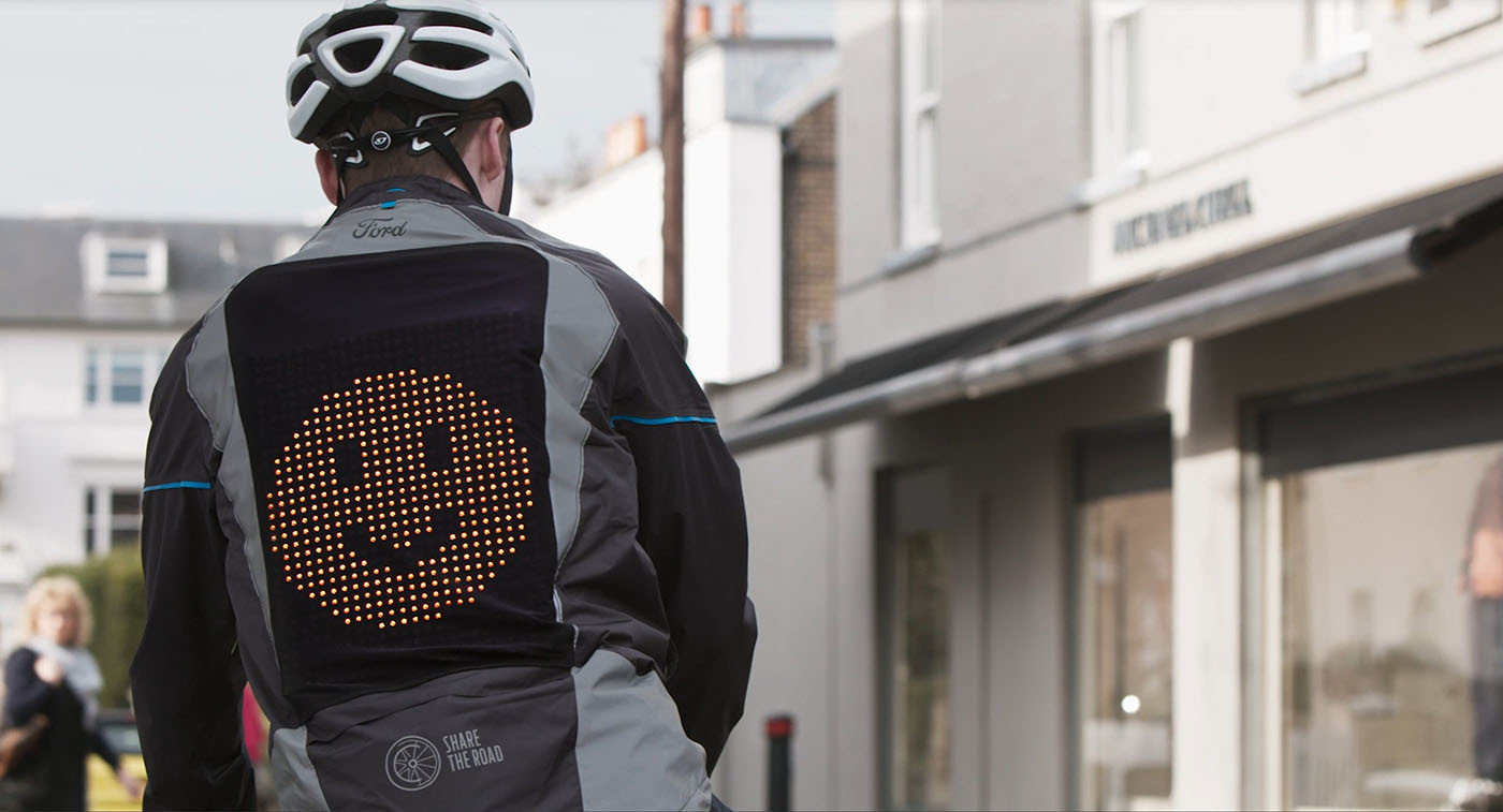 Το μπουφάν που σώζει ζωές ποδηλατών (βίντεο)