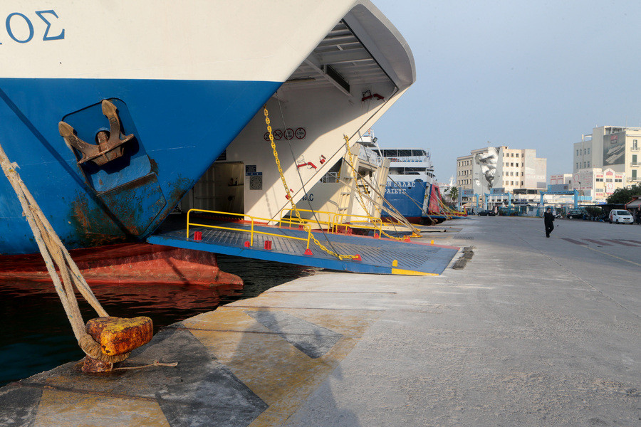 Δεμένα τα πλοία στο λιμάνι του Πειραιά την επόμενη Τρίτη λόγω απεργίας