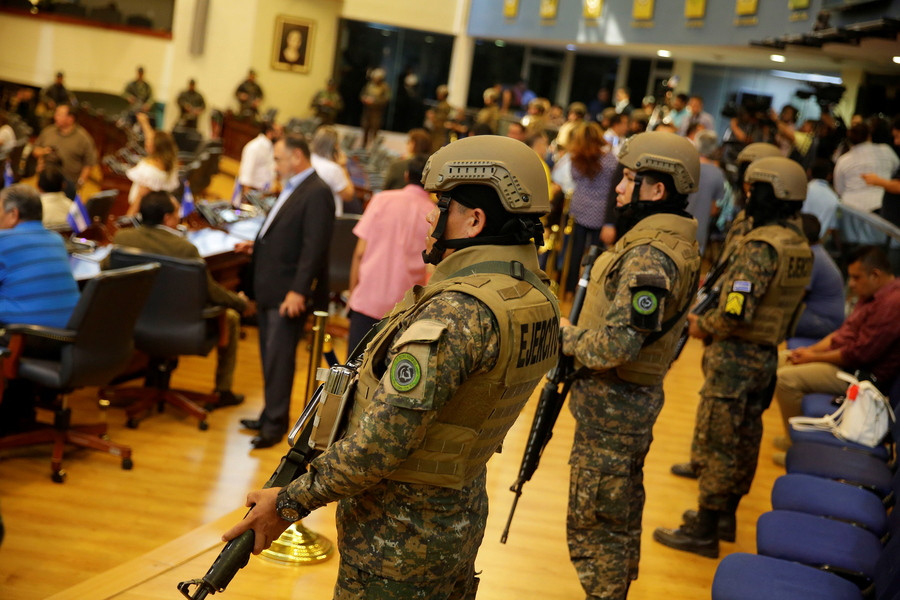 Ελ Σαλβαδόρ: Ομάδα οπλισμένων στρατιωτών εισέβαλε στο κοινοβούλιο