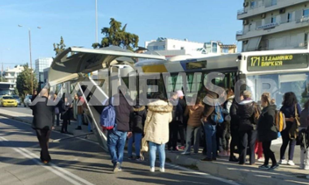 Λεωφορείο έπεσε σε στάση στη Γλυφάδα