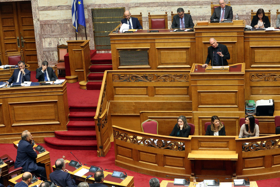 Χαμός στη Βουλή: Ο Βαρουφάκης κατέθεσε τις ηχογραφήσεις των Eurogroup του 2015 [Βίντεο]