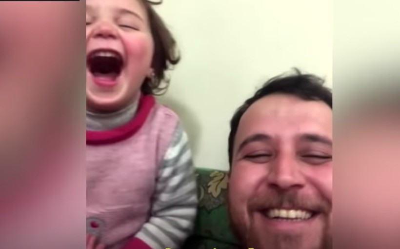 «Είναι βόμβα και όταν πέσει θα γελάσουμε»: Πατέρας μετατρέπει τη φρίκη του πολέμου σε παιχνίδι [ΒΙΝΤΕΟ]