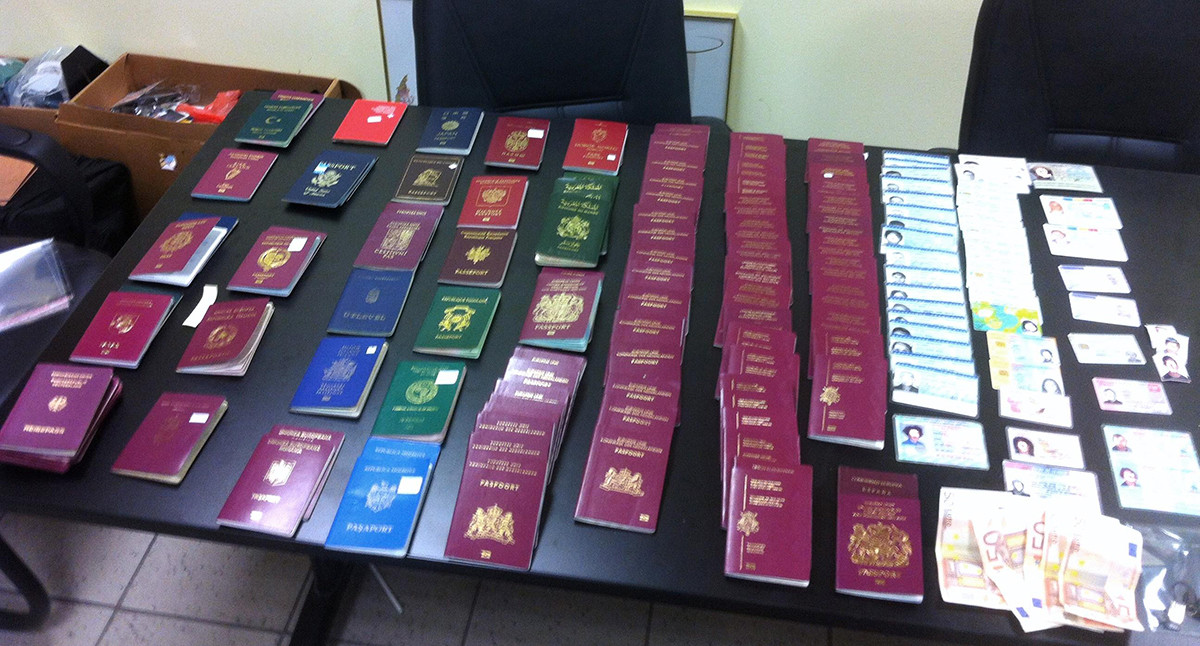Αστυνομικοί πουλούσαν πλαστά διαβατήρια κι έσβηναν μητρώα