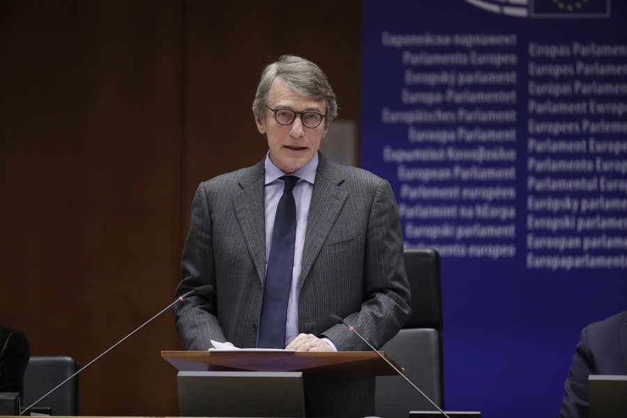Αποδοκιμάζει το πλωτό φράγμα της κυβέρνησης ο πρόεδρος του ευρωκοινοβουλίου: «Είναι άχρηστο»