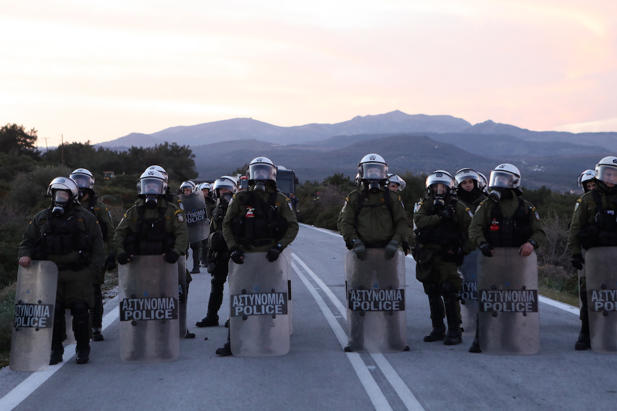 ΜΑΤ σε κατοίκους Λέσβου: «Γκασμάδες, Τουρκόσποροι, θα σας Γ@@@@σουμε!»