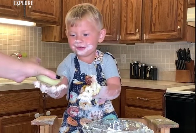 Ζαχαροπλάστης τριών ετών μας φτιάχνει… ντόνατ [ΒΙΝΤΕΟ
