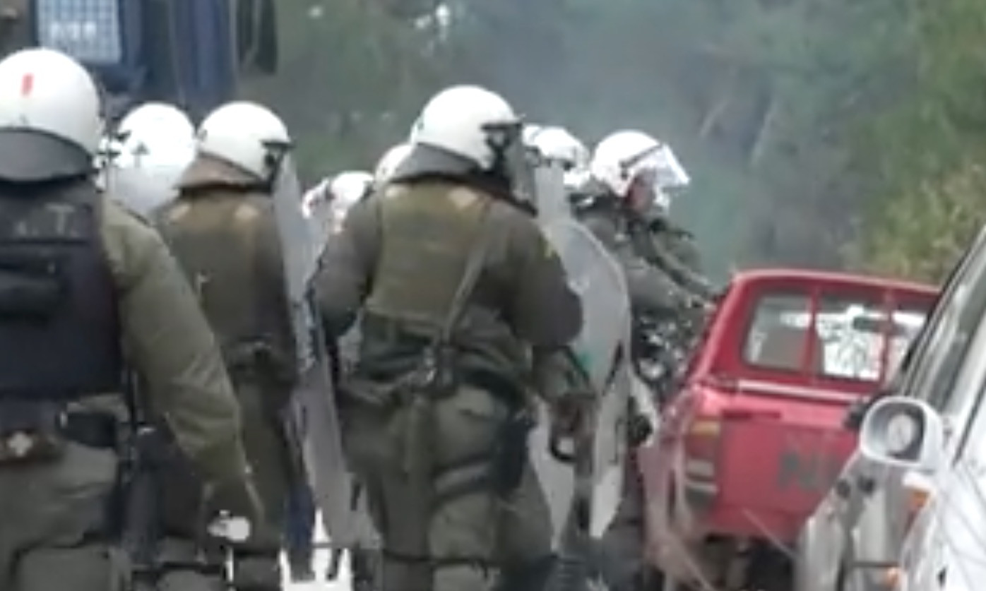 Βίντεο ντοκουμέντο: ΜΑΤ σπάνε αυτοκίνητα κατοίκων στη Λέσβο