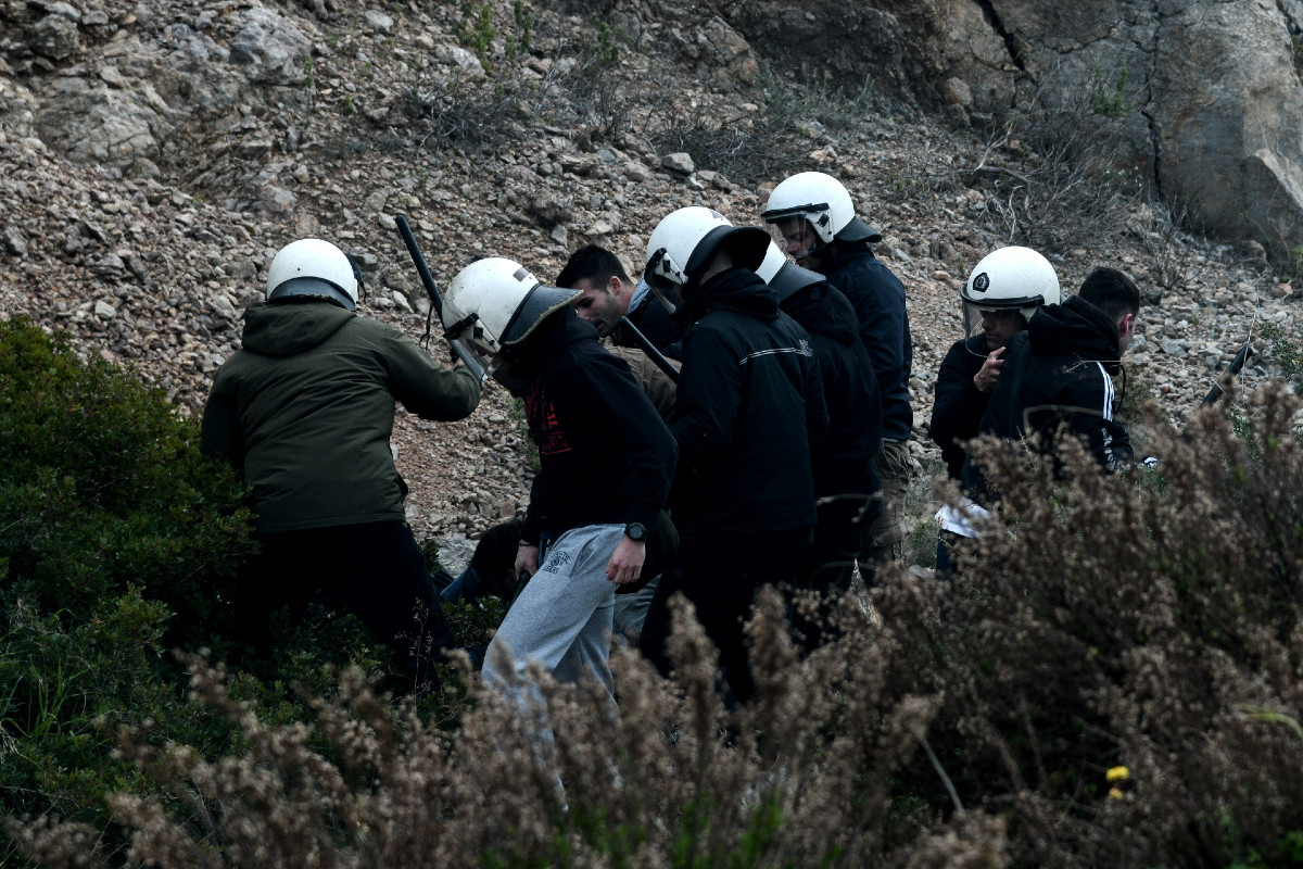 Απίστευτες εικόνες στη Χίο: Τα ΜΑΤ ήρθαν σαν «δυνάμεις κατοχής», έφυγαν σαν χούλιγκανς [Βίντεο]